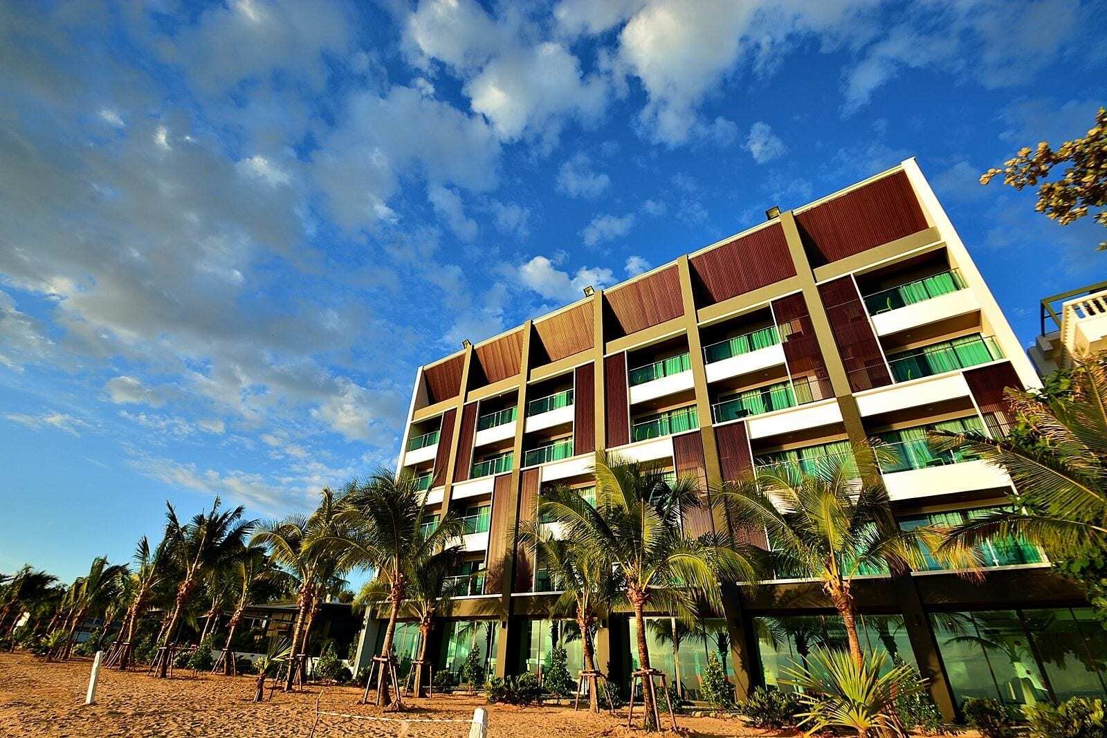 Capital O 1088 Golden Dragon Beach Resort Банг-Ламунг Экстерьер фото
